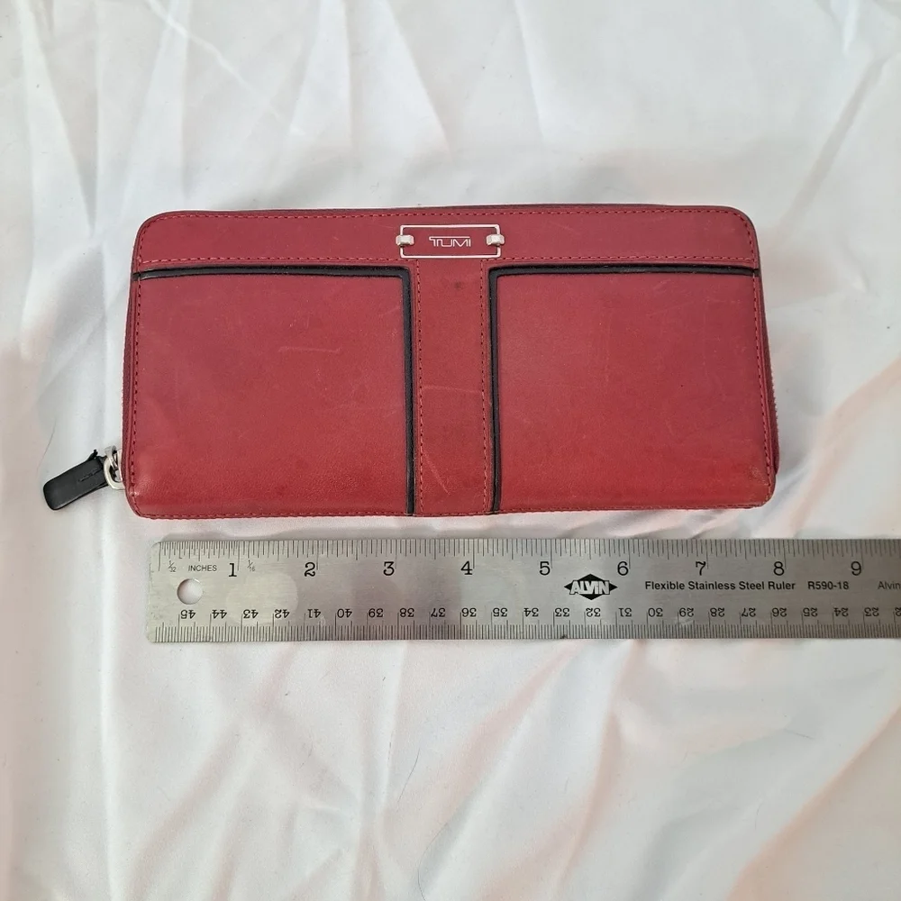 Tumi | Red leather ladies Wallet and black trim - Picture 7 of 14